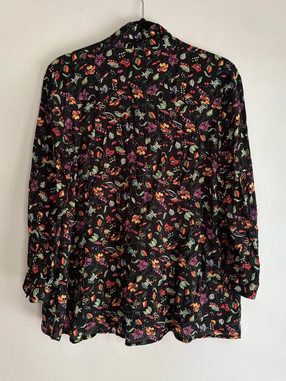 21 of 52 Anthropologie Black Floral Tie Neck Blouse Size 12 - Picture 5 of 6
